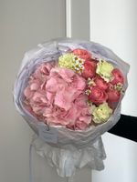 Букет сборный из гортензии, ромашки, кустовых пионовидных роз и диантусов