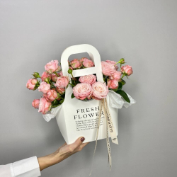 «Карамельный сироп» кустовые пионовидные розы в сумке