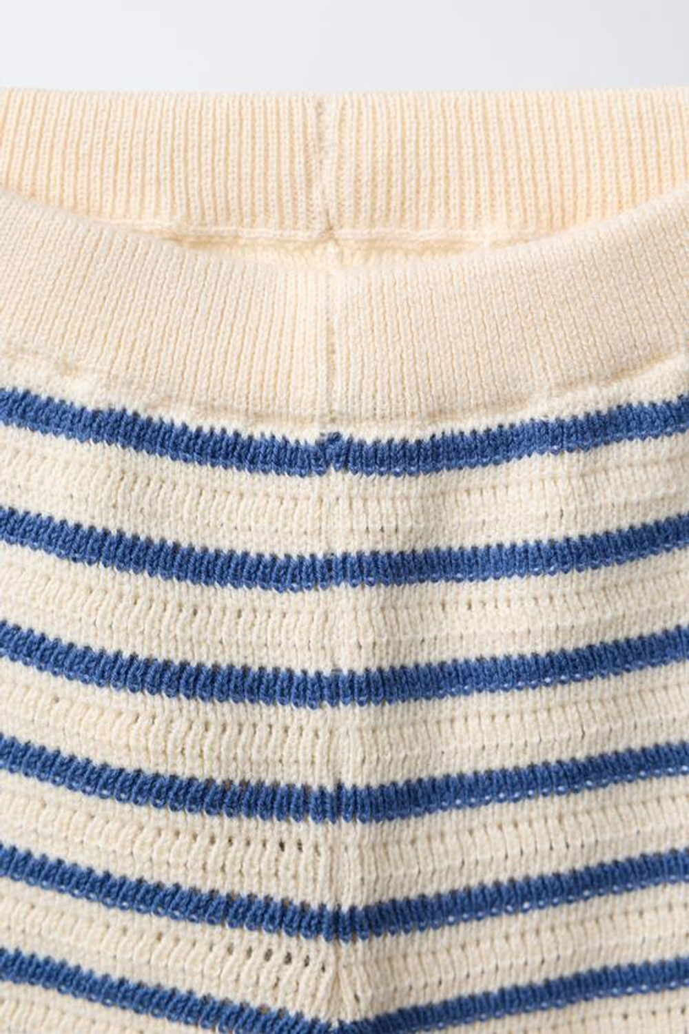 ZARA ТРИКОТАЖНЫЕ ШОРТЫ В ПОЛОСКУ, ЭКРЮ/СИНИЙ