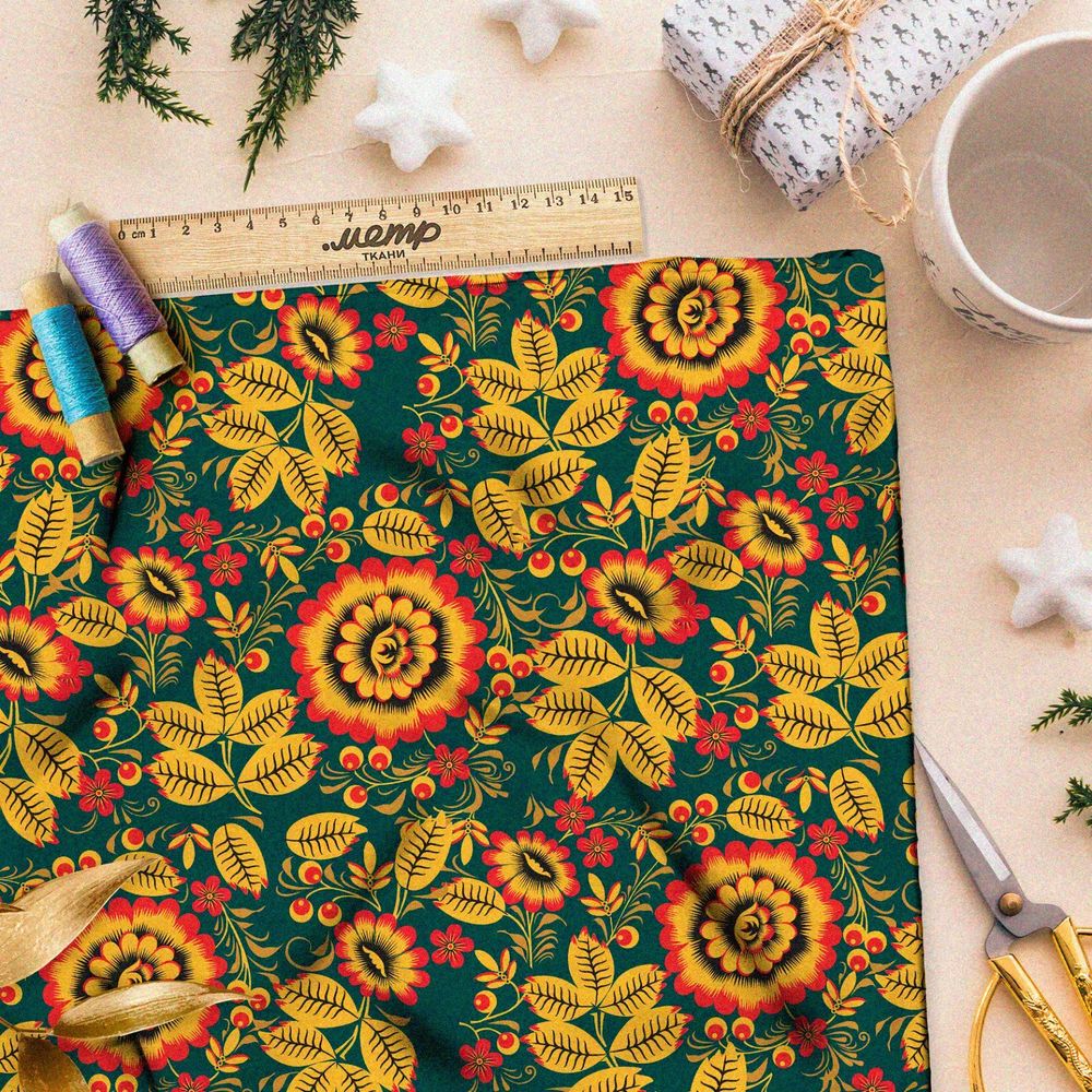 Ткань габардин хохлома из небольших подсолнухов на зелёном фоне