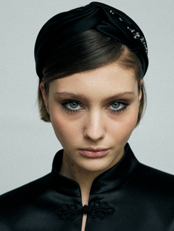 Ободок-узел из черного шелка с декором