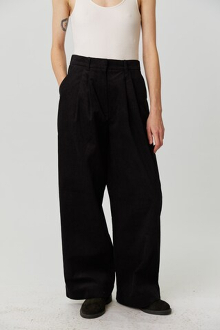 Брюки со складками из черного вельвета