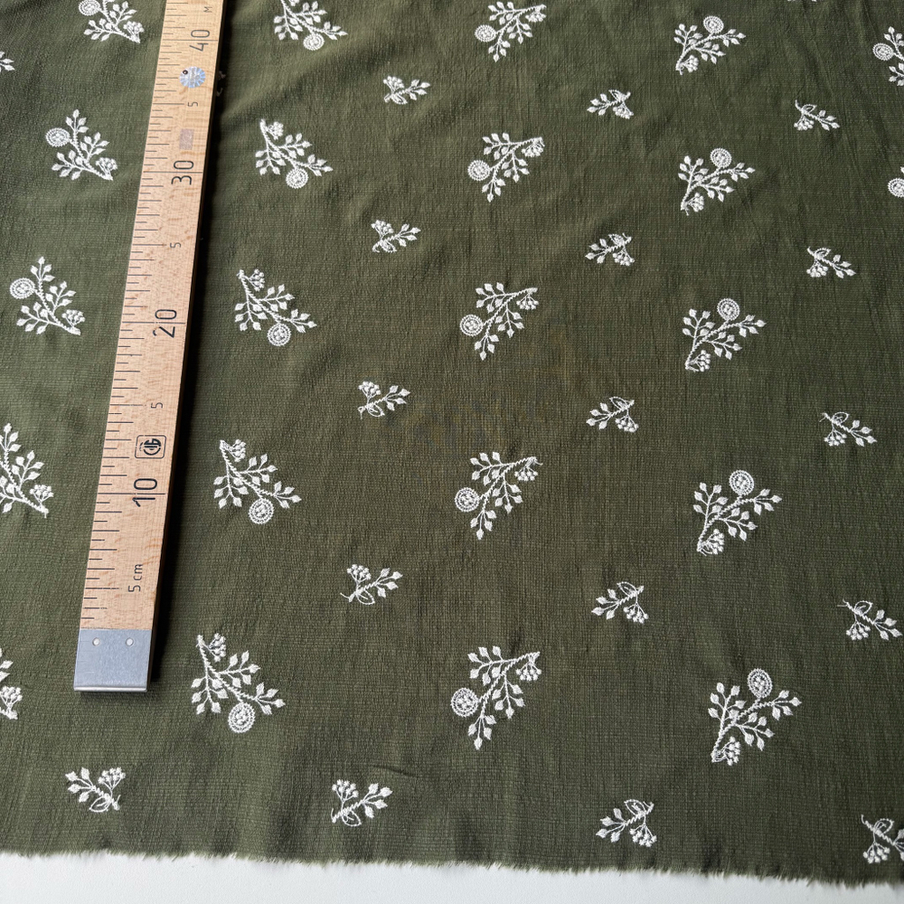 Полулен с вышивкой на оливковом фоне