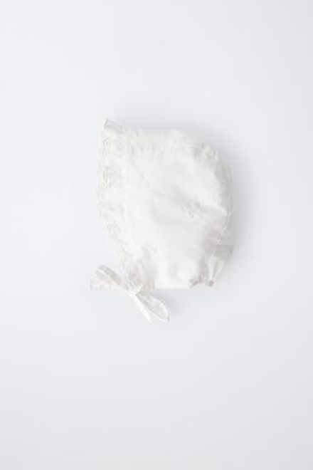 ZARA ЧЕПЧИК С ВЫШИТЫМ ВОЛАНОМ, БЕЛЫЙ