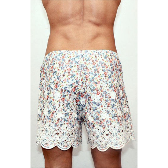 Мужские трусы-шорты белые с разноцветными цветами и кружевной окантовкой Romeo Rossi Shorts RR00307