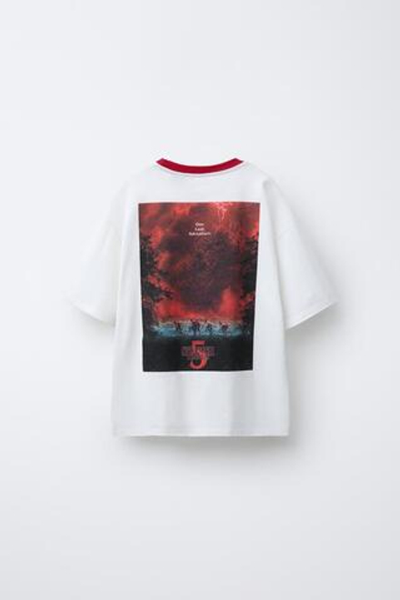 ZARA ФУТБОЛКА С КОНТРАСТНЫМ ВОРОТОМ STRANGER THINGS © NETFLIX, БЕЛЫЙ
