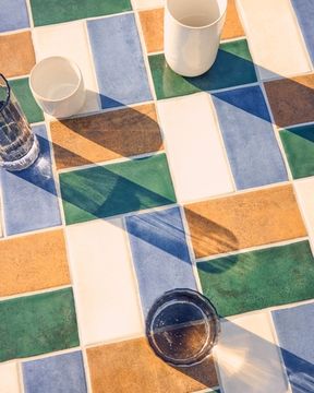 Уличный стол Tella из оцинкованной стали графитового цвета с разноцветной плиткой, диаметр 120 см