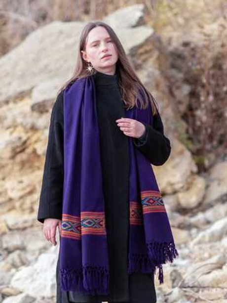 Шерстяной палантин с вышивкой