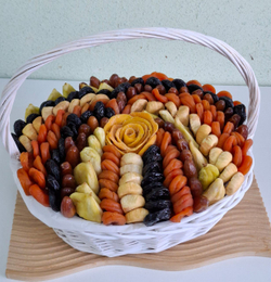 Корзина с сухофруктами