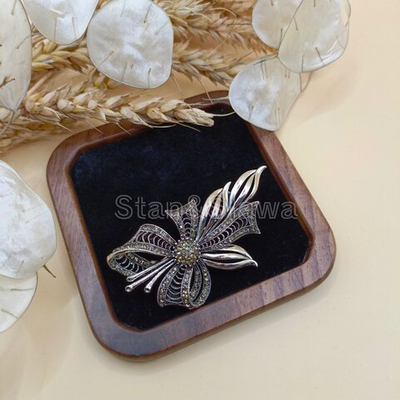 Брошь" Перо с бантом"