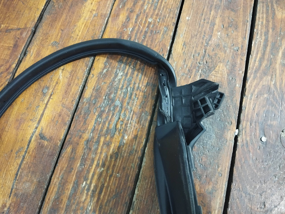 Уплотнитель двери задний левый Toyota Camry (XV70) 17-нв Б/У Оригинал 6787233120