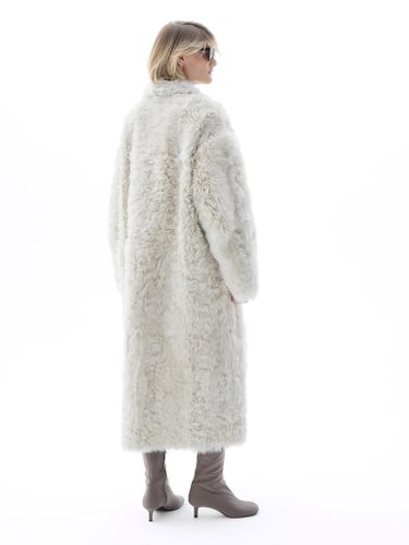 Длинная шуба из овчины в белом цвете