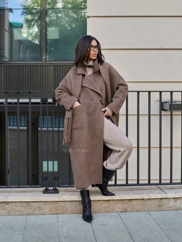 Коричневое пальто с шарфом