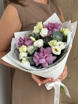 Нежно-сиреневые французские розы, утонченная эустома и эвкалипт в элегантном букете от Флора Маркет