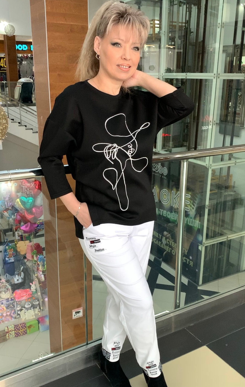 Коттоновая толстовка со стразовым cилуэтом