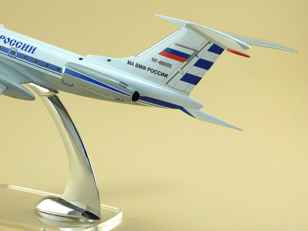 Модель самолета Ту-134А с антенной БУС (М1:100, Северный флот России)