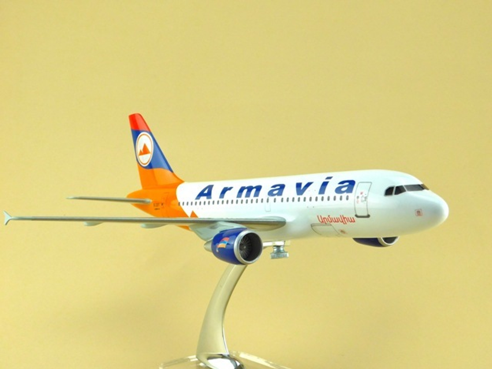 Модель самолета Airbus A319 (М1:100, Armavia)