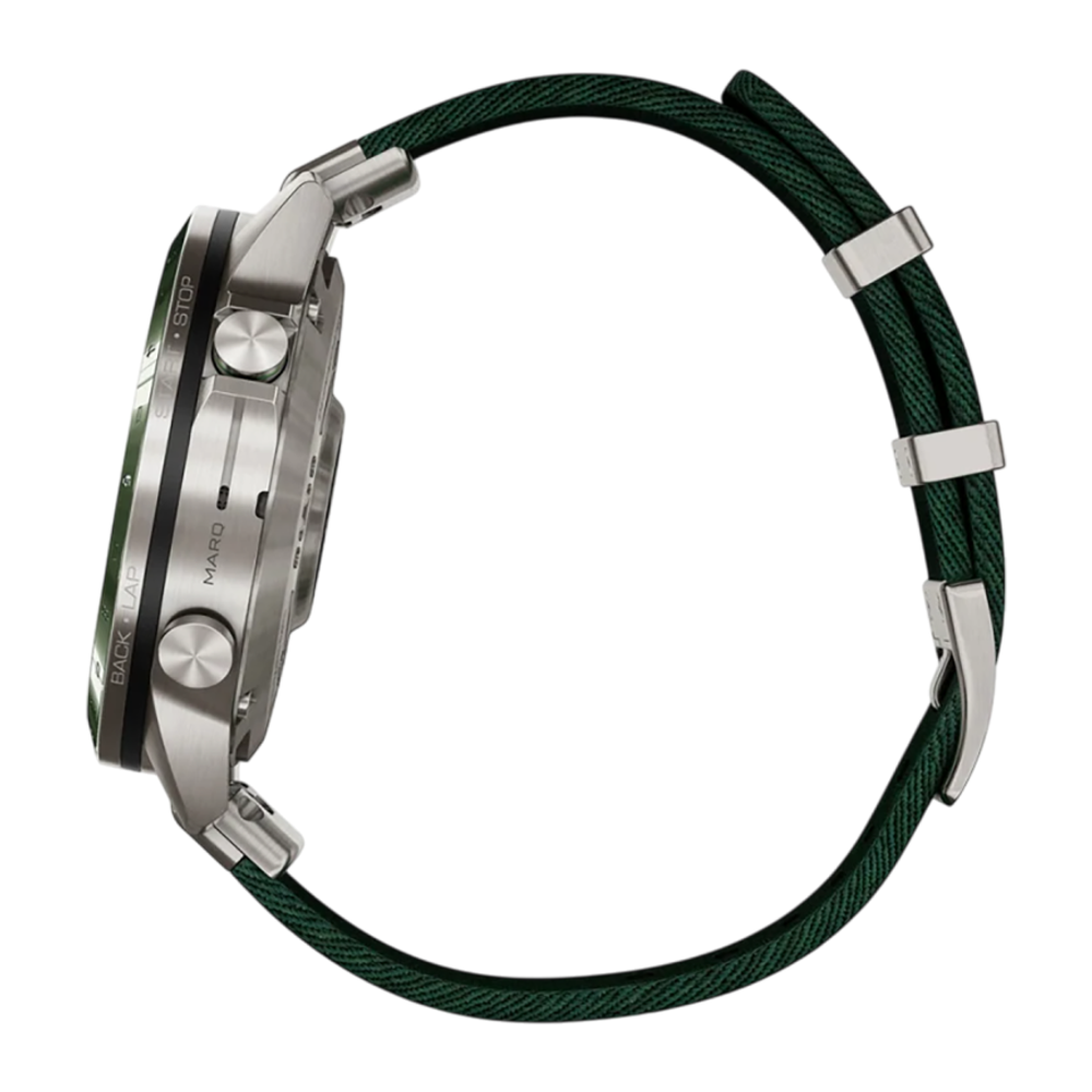 Спортивные часы Garmin MARQ Golfer (Gen 2), нейлоновый ремешок цвета «сосновый лес», силиконовый ремешок цвета «сосновый лес» Безель из титана и керамики, корпус из титана, AMOLED-дисплей с куполообразным сапфировым стеклом. Нейлоновый ремешок жаккардовог