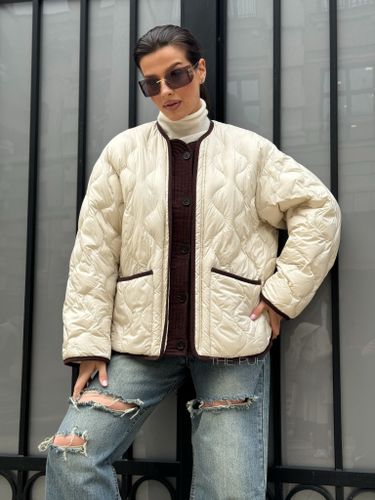 Утепленная женская куртка белого цвета