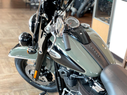 Heritage 114 Softail Harley-Davidson 2021 Vivid Black Deadwood Green / Vivid Black