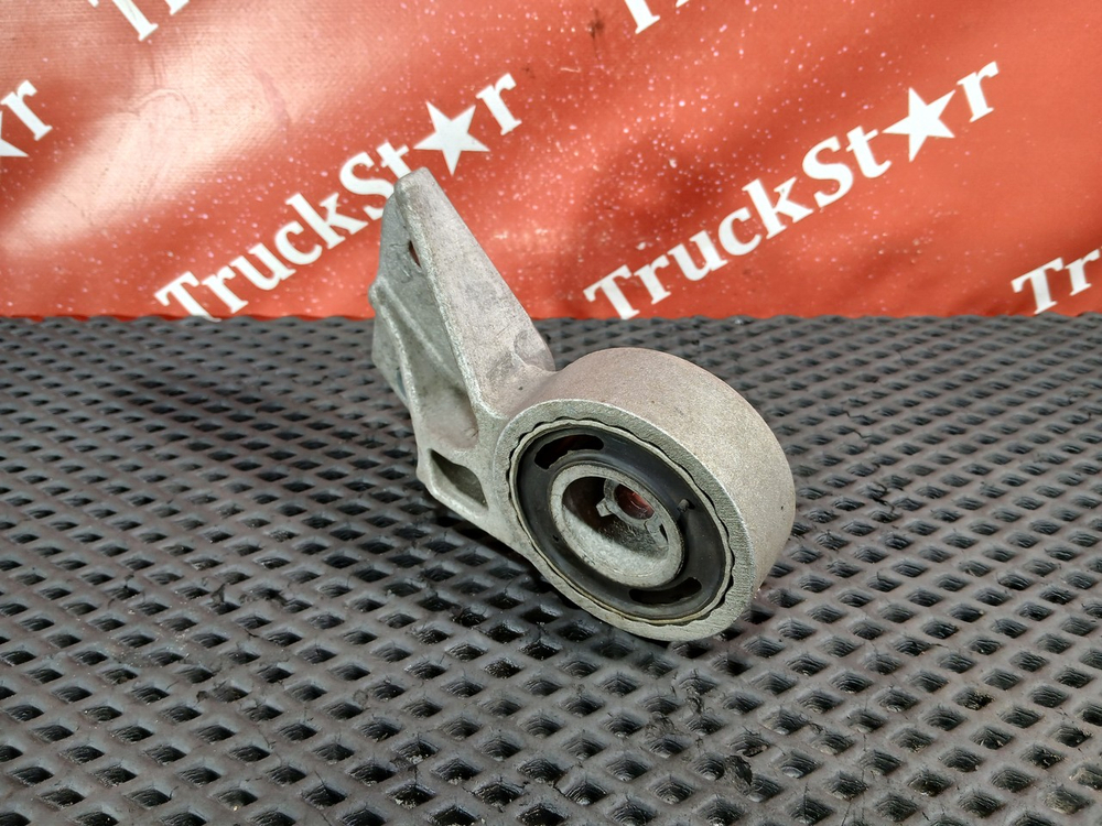 Кронштейн интеркулера