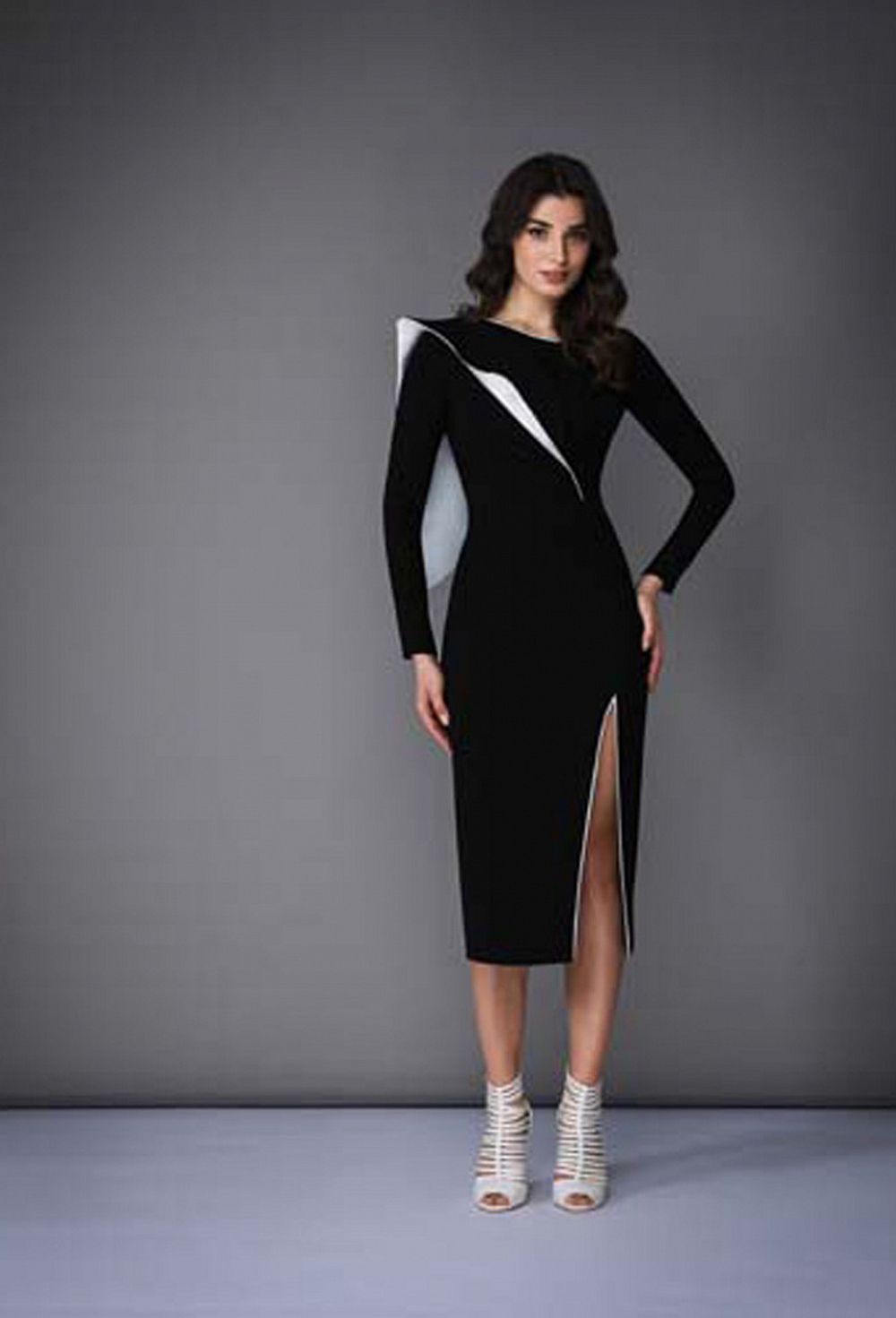 Платье-футляр чёрное с разрезом спереди на юбке 15-02-21SS