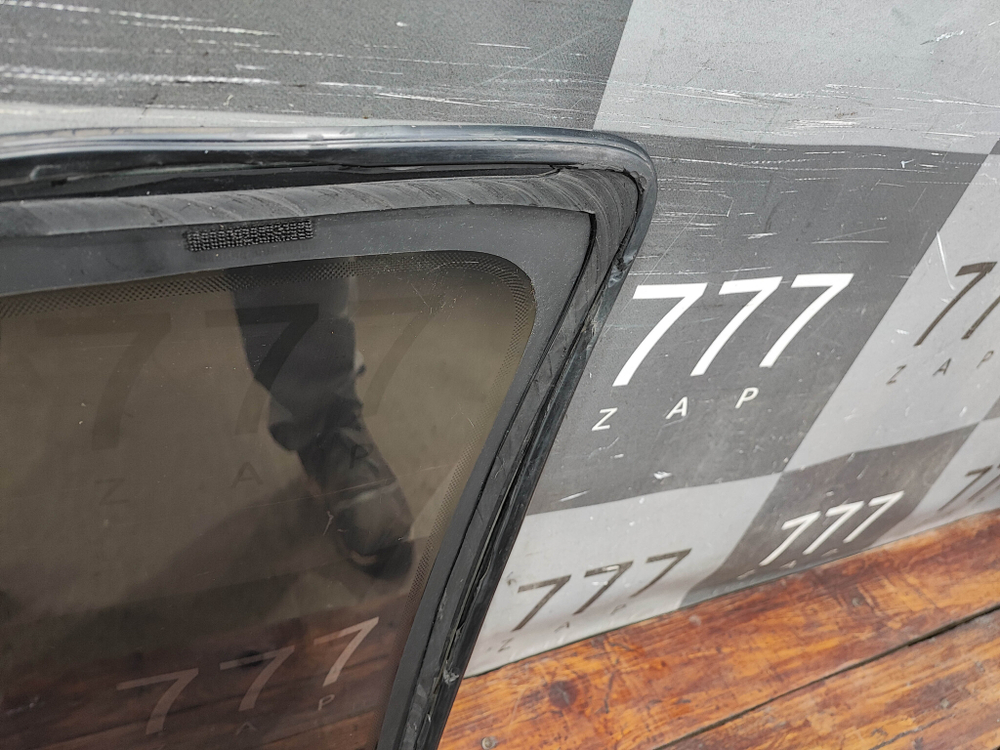 Стекло багажника левое Suzuki Grand Vitara 1 98-05 Б/У Оригинал 8457065D00