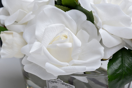 Букет роз ароматизированный и спрей 10мл Cote Noire Oval White в вазе с серебряным декором