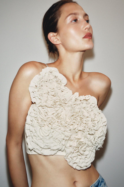 ZARA УКОРОЧЕННЫЙ ТОП С ЦВЕТАМИ, ЭКРЮ