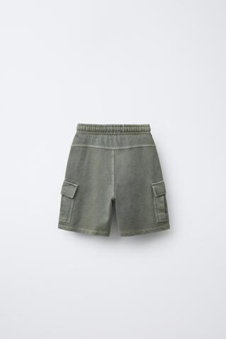 ZARA ШОРТЫ-БЕРМУДЫ КАРГО С ПРИНТОМ И НАШИВКОЙ, ЛИНЯЛЫЙ ЗЕЛЕНЫЙ