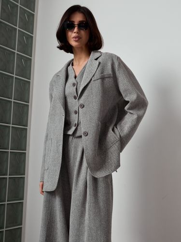 Женский костюм-тройка бежевого цвета