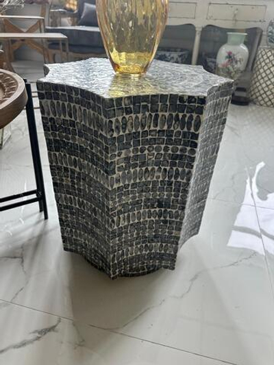 Столик акцентный с отделкой раковинами устриц