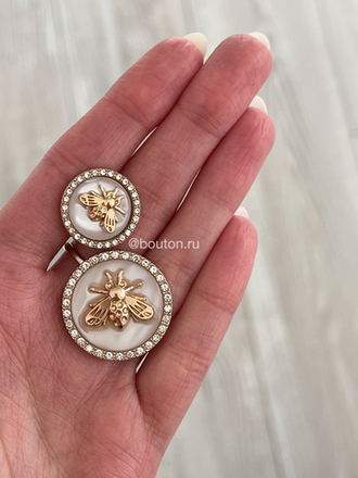 Пуговицы Гучч. Пчела белая (перламутровый с серым)