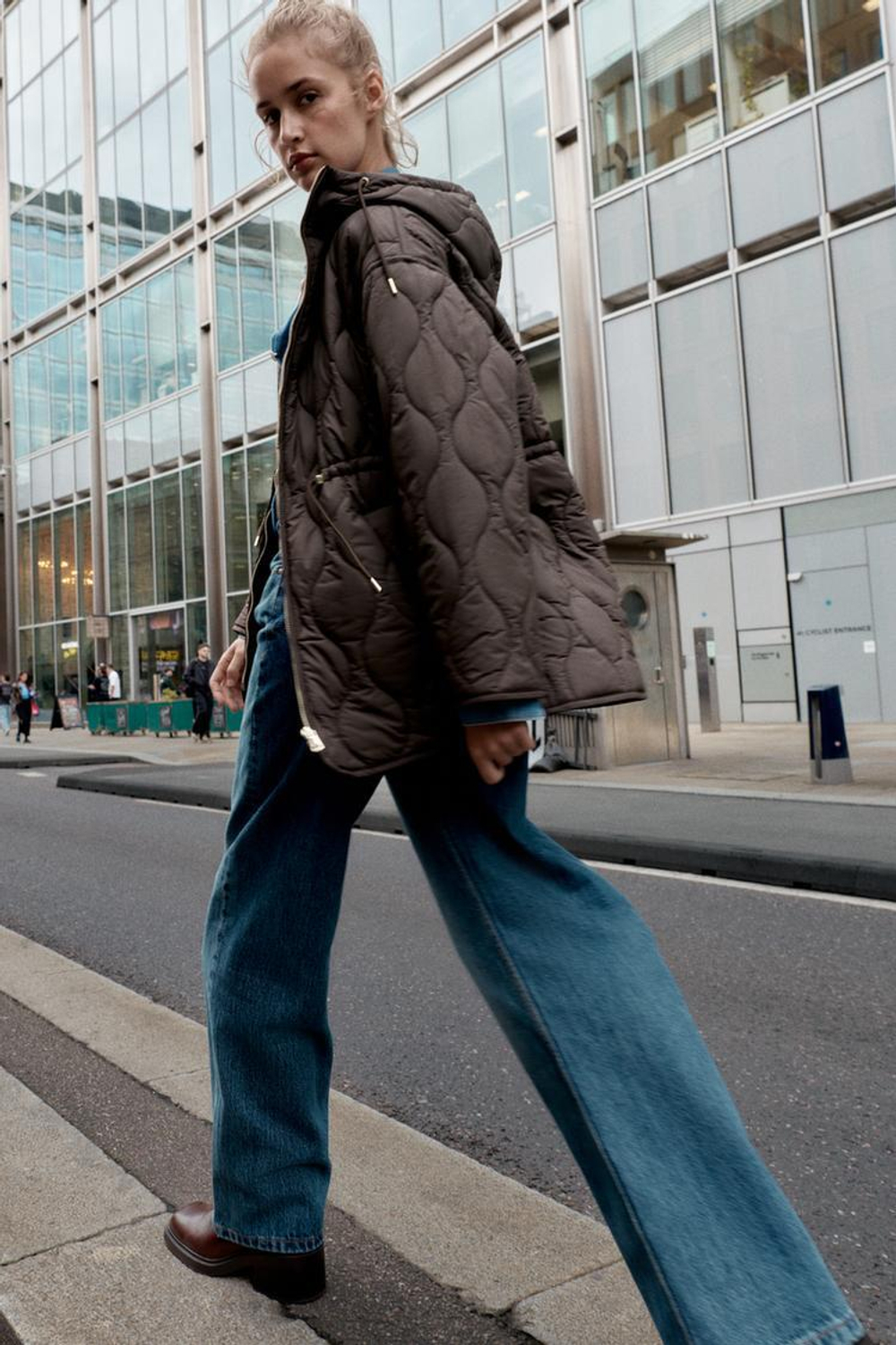 ZARA СТЕГАНАЯ КУРТКА С КАПЮШОНОМ WATER REPELLENT, СЕРО-КОРИЧНЕВЫЙ