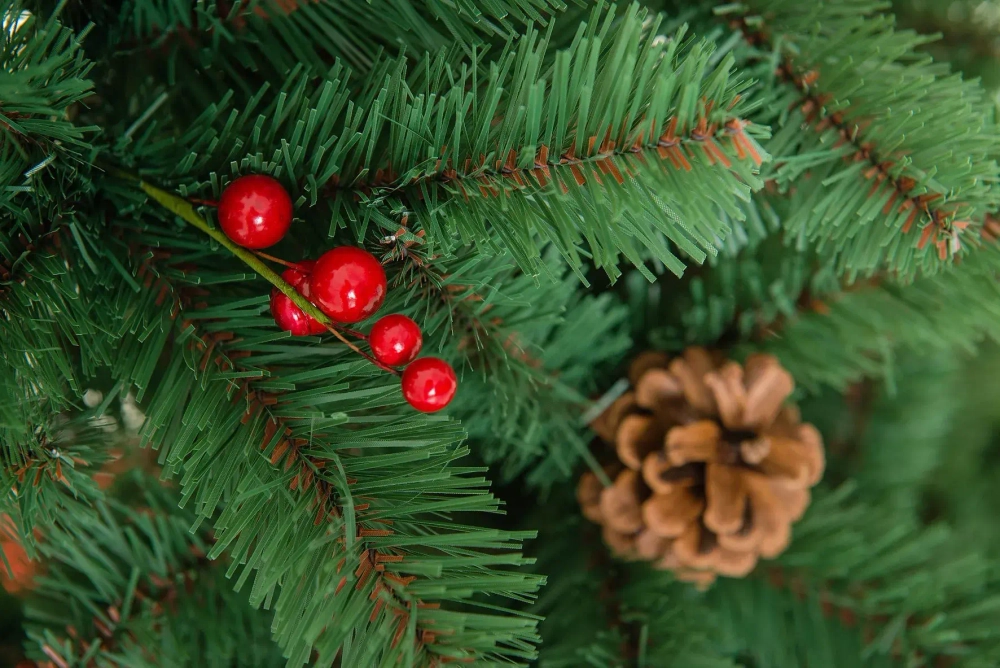 Искусственная елка Новогодняя сказка с шишками и ягодами 180 см., мягкая хвоя, ЕлкиТорг (15180)