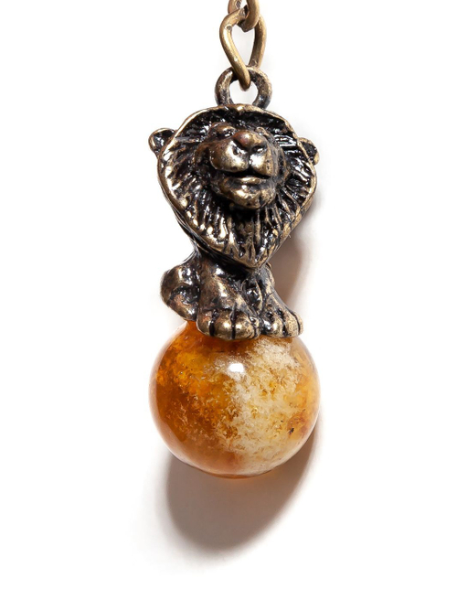 Брелок с янтарем натуральным - Лев, диаметр камня 13 мм