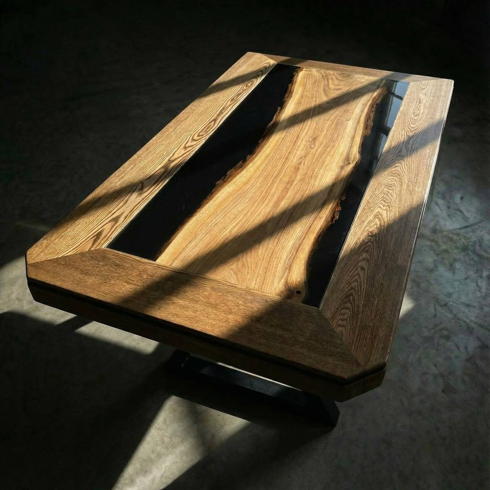Стол из слэба карагача и эпоксидной смолы, в обрамлении дубовых бортов
