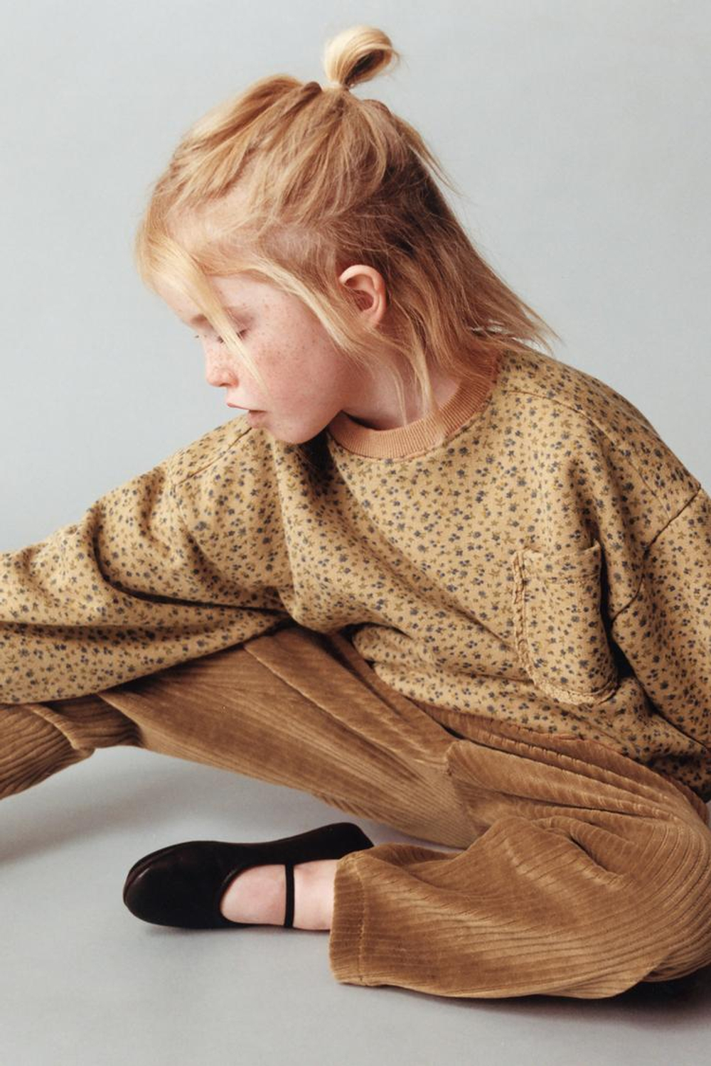 ZARA ТОЛСТОВКА С ЦВЕТОЧНЫМ ПРИНТОМ И КРУЖЕВНЫМ КАРМАНОМ, ОХРА