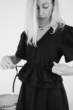 Платье с V-вырезом и поясом-баской из черной крапивы