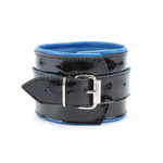 Чёрные лаковые наручники с синим подкладом (Цвет: черный с синим)