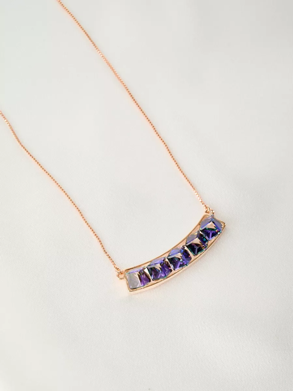 Колье Мираж с дорожкой фиолетовых кубиков Swarovski