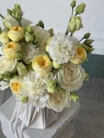 Свадебный букет из роз, белых диантусов и лизиантуса