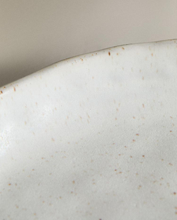 ZARA HOME МАЛЕНЬКОЕ КРУГЛОЕ СЕРВИРОВОЧНОЕ БЛЮДО С РЕЛЬЕФНОЙ ПОВЕРХНОСТЬЮ, ЖЕЛТОВАТО-БЕЛЫЙ