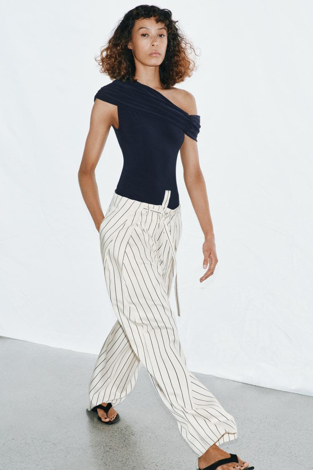 ZARA БОДИ АСИММЕТРИЧНОГО КРОЯ СО СБОРКАМИ, СИНИЙ