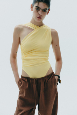 ZARA БОДИ ИЗ ТКАНИ СО СБОРКАМИ АСИММЕТРИЧНОГО КРОЯ, ЖЕЛТЫЙ