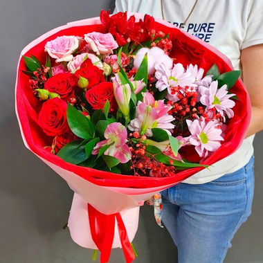 Авторский букет в красной гамме