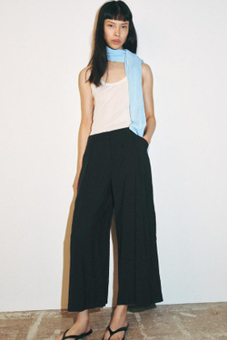 ZARA БРЮКИ-КЮЛОТЫ С ЗАЩИПАМИ, ЧЕРНЫЙ