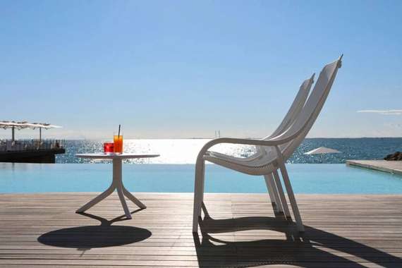 Уличное кресло Net Lounge белое с розовой подушкой