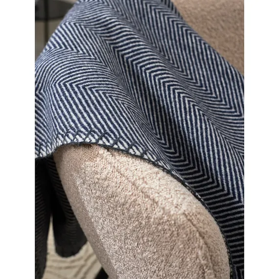 Плед из шерсти мериноса темно-синего цвета из коллекции essential, 130х180 см