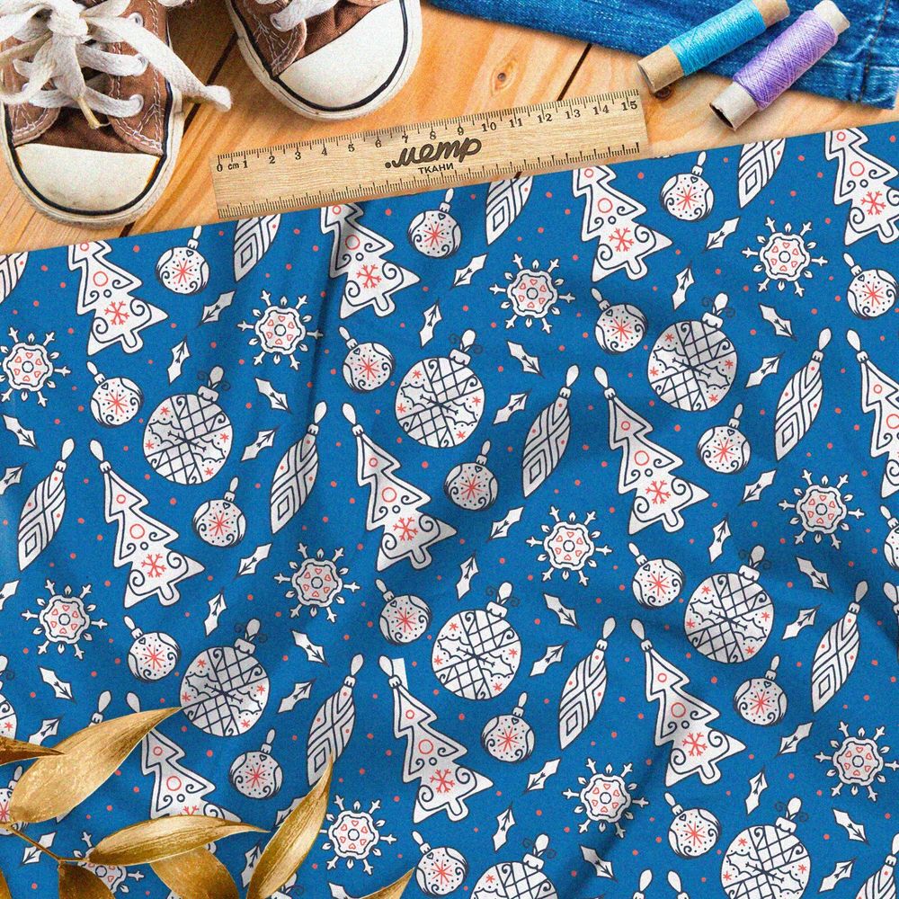 Ткань барби старые ёлочные игрушки на голубом фоне